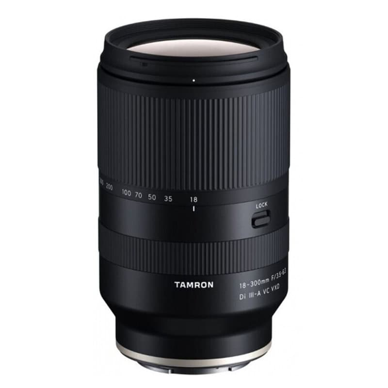 Tamron 18-300mm Objektiv für vielseitige Fotografie, kompakt und leistungsstark.