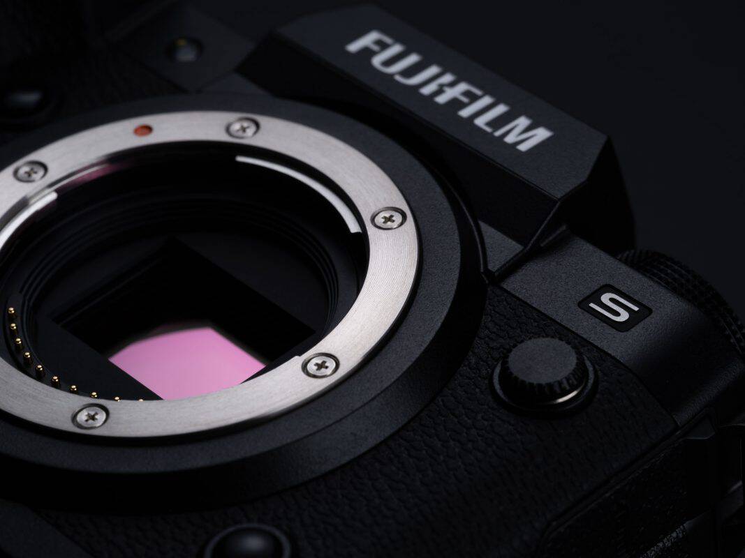 Fujifilm Kamera mit offenem Objektiv, Nahaufnahme, professionelle Fotografie.